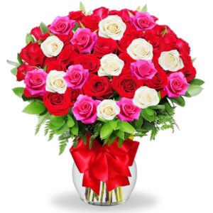 FLORERO CON 50 ROSAS COMBINADAS EN TONO FUCSIA, BLANCO Y ROJO.